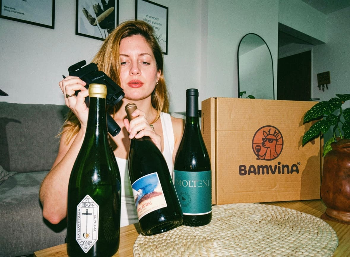 Juli eligiendo vinos